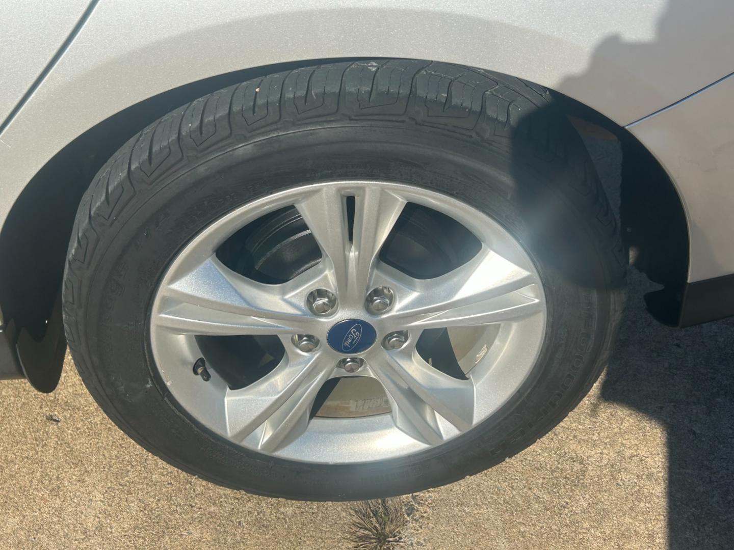 2013 Silver /Gray Ford Focus SEL FWD (1FADP3F2XDL) with an 2.4L engine, AUTOMATIC transmission, located at 17760 Hwy 62, Morris, OK, 74445, (918) 733-4887, 35.609104, -95.877060 - Photo#22